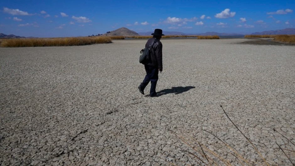 El lago Titicaca, el cuerpo de agua navegable más alto del mundo, se está secando