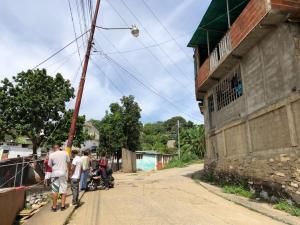 Vecinos de Pedro Zaraza en Guárico temen que poste eléctrico se desplome y ocasione una tragedia
