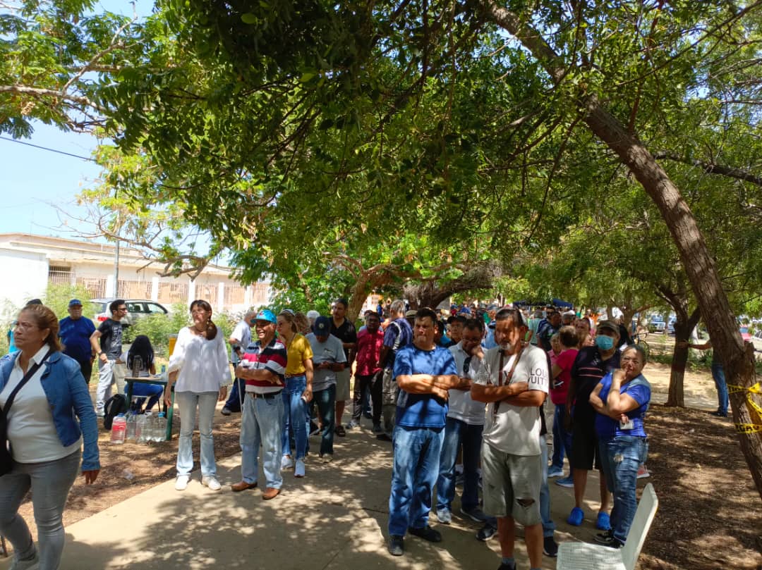 Bajo un sol inclemente, muchos electores se mantienen en cola para votar en Falcón