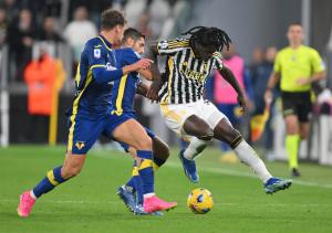 Juventus asaltó el liderato al último minuto de un partido épico con dos goles anulados