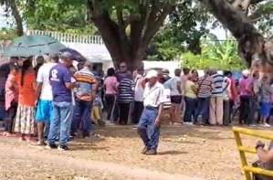 Mega cola para votar en el centro de votación Redoma de Dalla Acosta de San Félix (VIDEO)