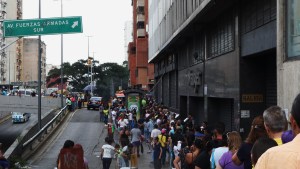 La Avenida Panteón, hasta los “teque teques” de caraqueños que salieron a votar en la Primaria (FOTOS)