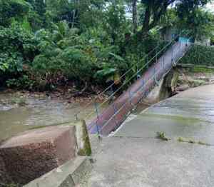 Caída de puente en Quebrada Seca de Barinas obliga a los niños a hacer una travesía para llegar al colegio