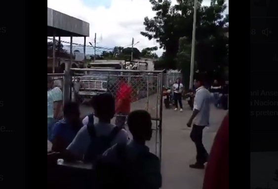 VIDEOS: Representantes de liceo en el estado Trujillo sacaron a diputado chavista que pretendía realizar un acto político 