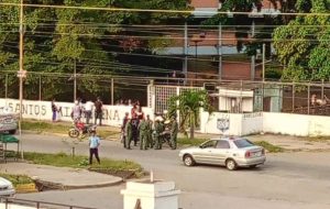 Denuncian presencia militar en planteles educativos de Aragua para vigilar asistencia de docentes
