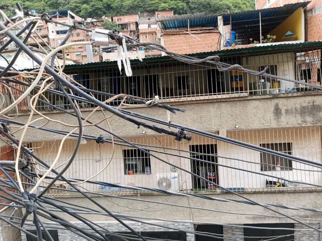 ¿Aló, “Cortoelec”?, caída de cable dejó sin luz a vecinos de La Vega, que temen una tragedia (VIDEO)