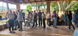 En San Cristóbal ciudadanos se mantienen en fila esperando para votar (VIDEO)