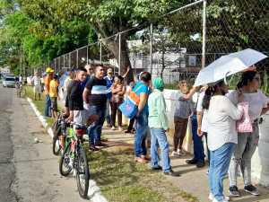 Colas de electores se obervan en los distintos centros de votación en Barinas para la Primaria