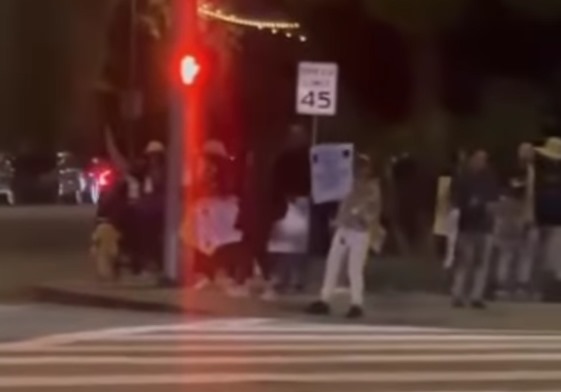 VIDEO: Venezolanos tomaron una calle en Nueva York para protestar por mayor acceso a comida gratuita