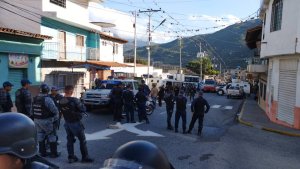 Intervención de la cárcel de Trujillo: los reclusos fueron aglomerados en el patio (IMÁGENES)