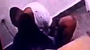 VIDEO: Jueza besa a preso que asesinó a su hijo de nueve meses