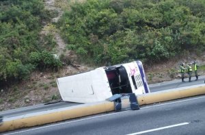 EN IMÁGENES: aparatoso accidente mantiene trancada la autopista Caracas – La Guaira este #24Nov