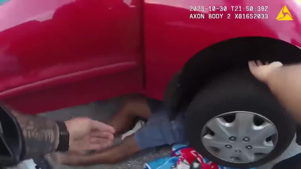 VIDEO: Policías levantan un carro con sus manos para salvar a hombre que casi muere aplastado en Florida