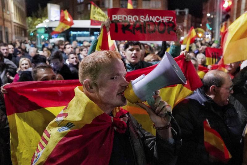 Protestaron frente a sedes del Psoe por posible amnistia a independentistas catalanes (FOTOS)