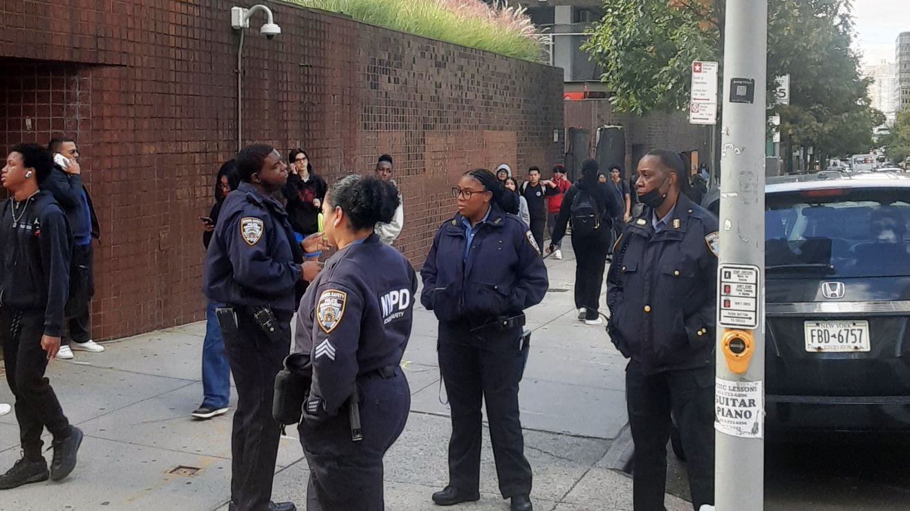 Horror en Nueva York: niño fue apuñalado varias veces dentro de su escuela