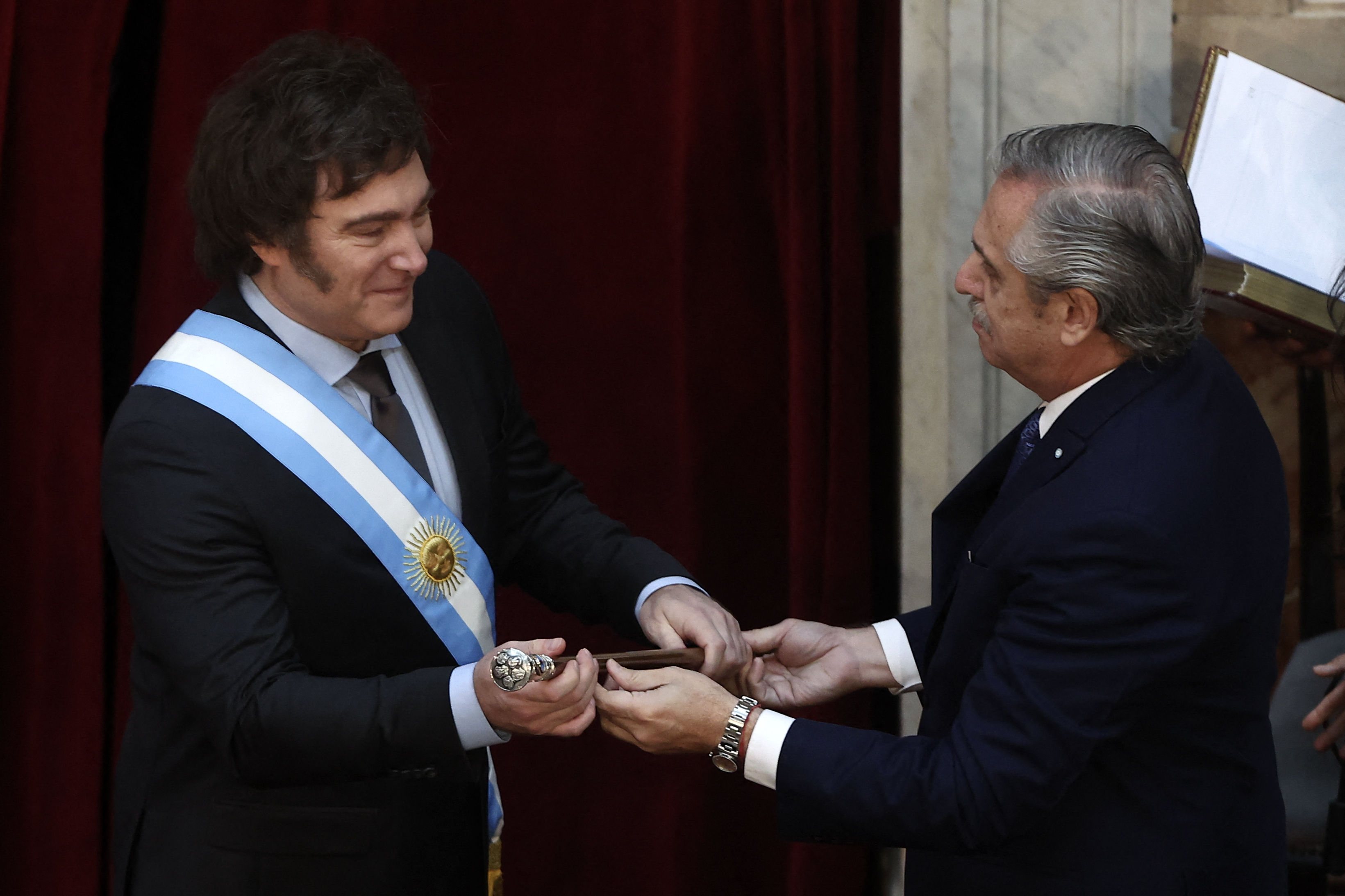 EN VIDEO: Alberto Fernández traspasa la banda presidencial y el bastón a Javier Milei, presidente de Argentina