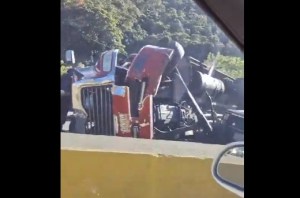 Imágenes: Gandola se volcó en la autopista Gran Mariscal de Ayacucho este #12Dic