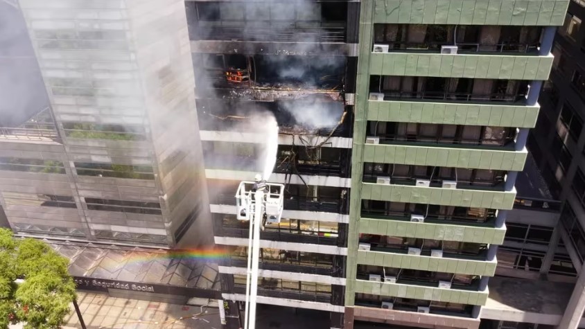 EN VIVO: Explosión e incendio en el edificio del Ministerio de Trabajo en Argentina