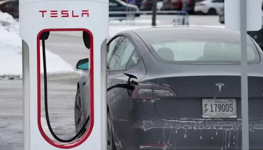 El frío extremo en EEUU convirtió las estaciones de recarga de carros eléctricos en “cementerios de Tesla”