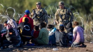 Acusan al gobernador de Texas por crear caos con esta estrategia contra migrantes