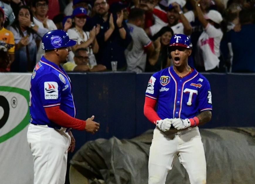 Tiburones encaminaron la serie final tras un segundo juego repleto de polémica y batazos