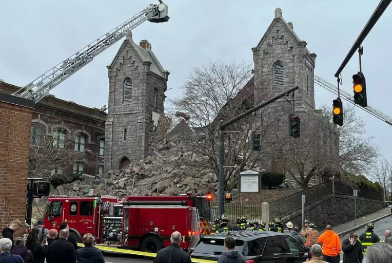 Iniciaron labores de rescate tras derrumbe de campanario en iglesia de Connecticut (Videos)