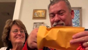 Mujer esperó 30 años para hacerle un regalo especial a su papá en Tennessee (VIDEO)