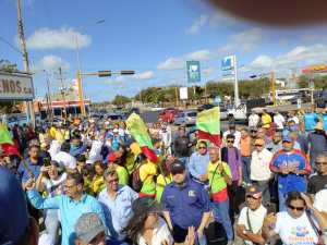 Trabajadores y jubilados marcharon por la democracia en Falcón… y los equipos antimotines al acecho
