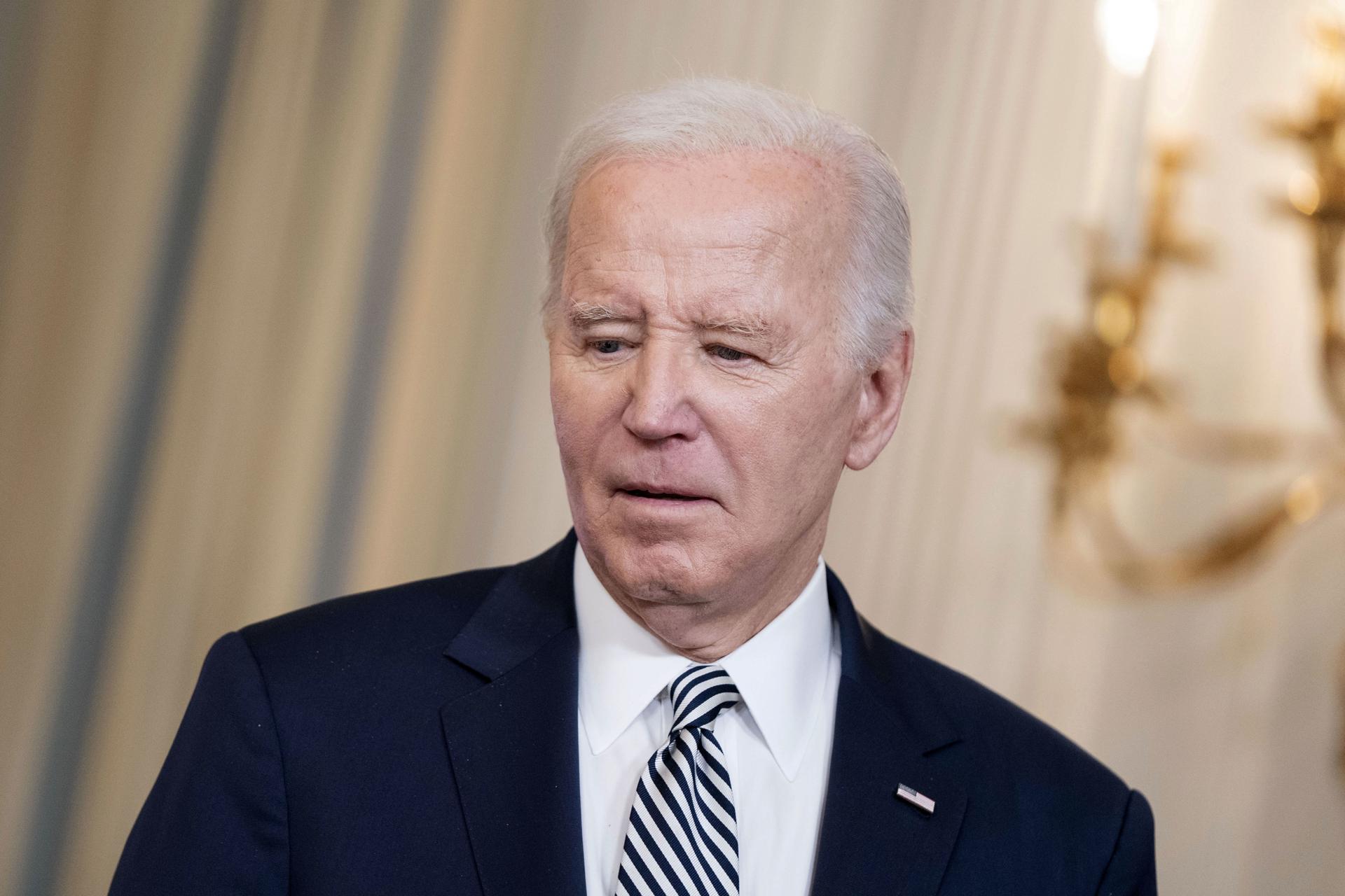 Biden negó haber filtrado información secreta y defendió su capacidad mental… luego sufrió otro “lapsus”