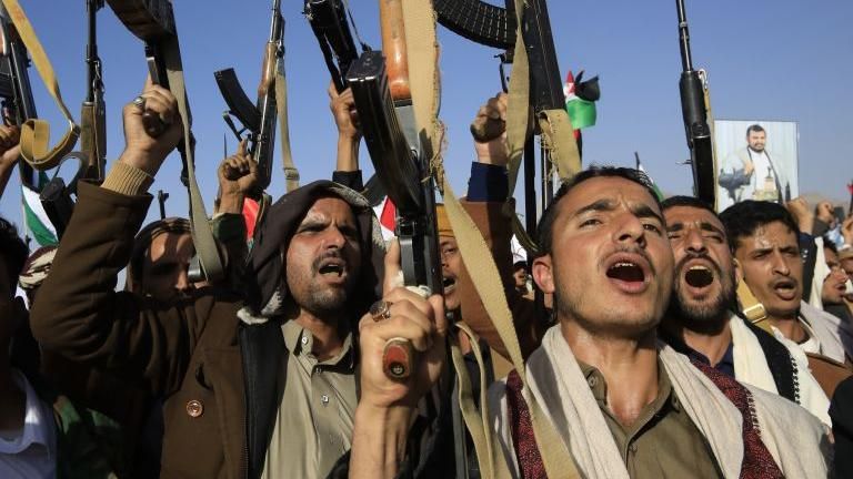 Los riesgos militares y geopolíticos que enfrentan EEUU y Reino Unido al atacar a los hutíes en Yemen