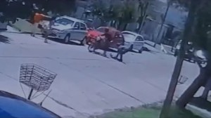 Como una comedia: ladrón perdió pierna ortopédica en medio de un robo y vecino lo frenó con patada voladora (VIDEO)