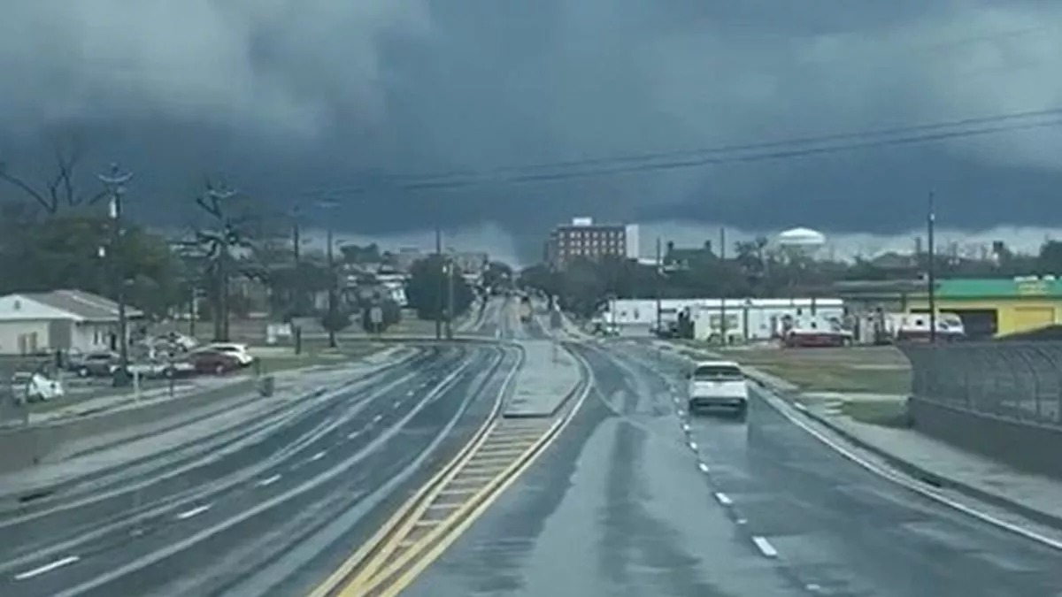 El dramático VIDEO en que un tornado toca tierra y causa terror entre los residentes de Florida