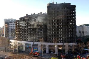 Qué es “el efecto chimenea” que contribuyó a la rápida propagación del fuego en edificio en España