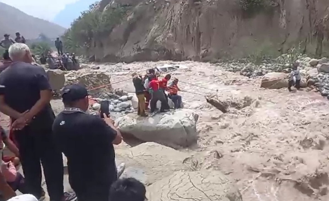 La caída de una camioneta a un río provocó la muerte de seis personas en Lima