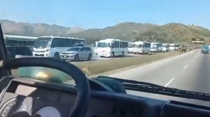 Para eso sí hay combustible: el “músculo” del chavismo se mide en autobuses (VIDEOS)
