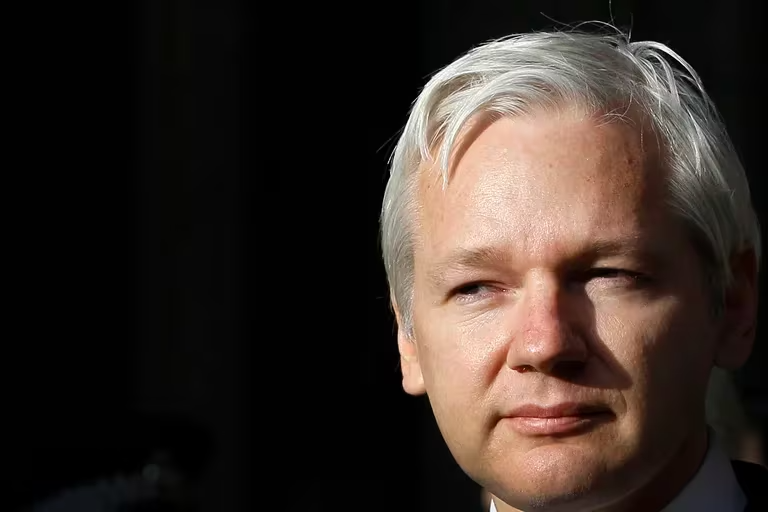 Assange llegó a tribunal de remota isla del Pacífico para firmar acuerdo con la justicia de EEUU
