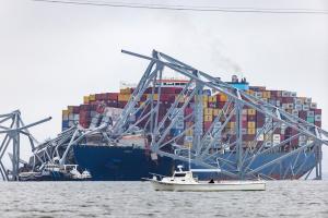 El buque que chocó contra un puente en Baltimore tiene 56 contenedores con material peligroso