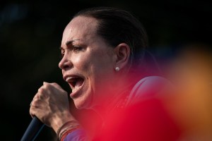 El País: María Corina Machado asegura que “si la oposición compite, Maduro puede perder”