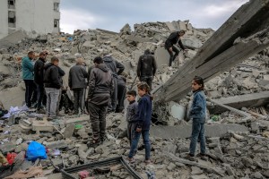 La ONU pide eliminar “obstáculos” para que entre ayuda a Gaza, donde arrecian los combates