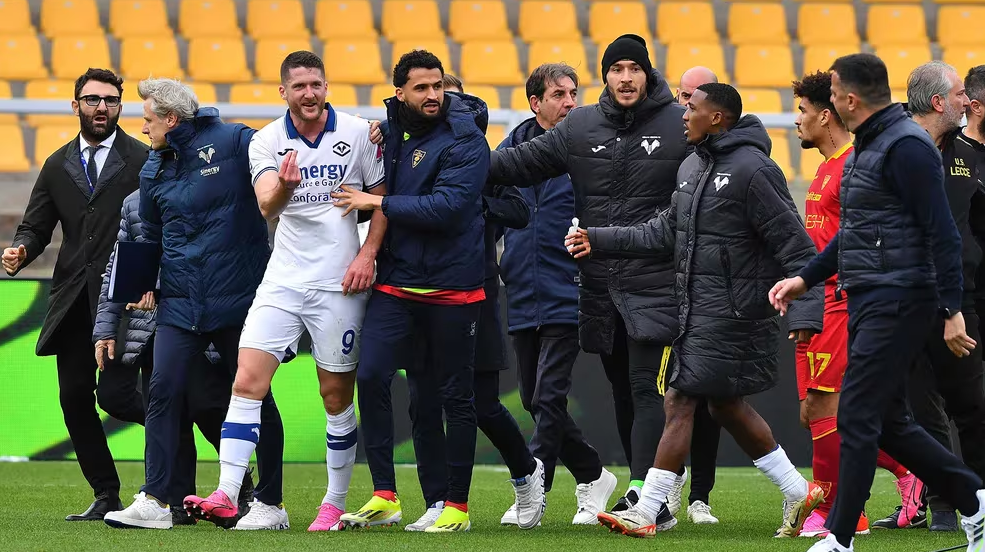 Escándalo en Italia: entrenador le dio un cabezazo a un jugador del equipo rival y lo pagó caro (Video)