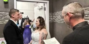 Locura en EEUU: se casaron en el baño de una estación de servicio y revolucionaron las redes