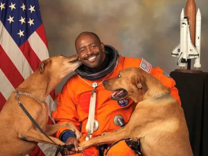 La historia de una foto única en la Nasa: cómo y por qué este astronauta incluyó a sus perros en su retrato oficial