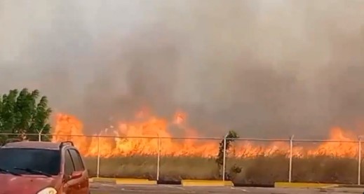 Reportaron gran incendio en las adyacencias del Centro Comercial Monagas Plaza (Video)