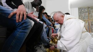 El papa Francisco en silla de ruedas lava los pies a doce reclusas en Roma este Jueves Santo