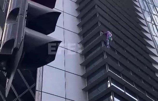 El “Spiderman” francés escala a sus 61 años un rascacielos de 217 metros en Manila