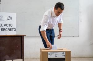 Noboa vota en el referéndum de Ecuador sin dar declaraciones (Video)