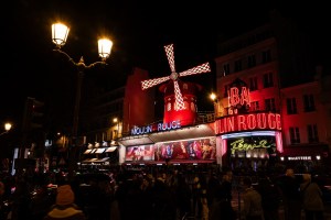 Las aspas del emblemático cabaret “Moulin Rouge” se desploman (FOTO)