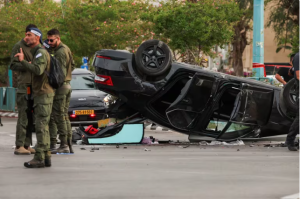 Ministro de Seguridad de Israel resultó herido al volcar su automóvil en el cruce de dos avenidas