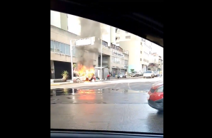 EN IMÁGENES: incendio de un vehículo en la avenida Nueva Granada en Caracas este #23Abr