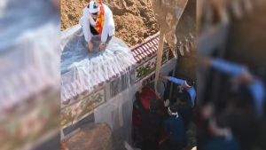 VIDEO: ayudaban a poner un ataúd en una tumba y quedaron sepultados
